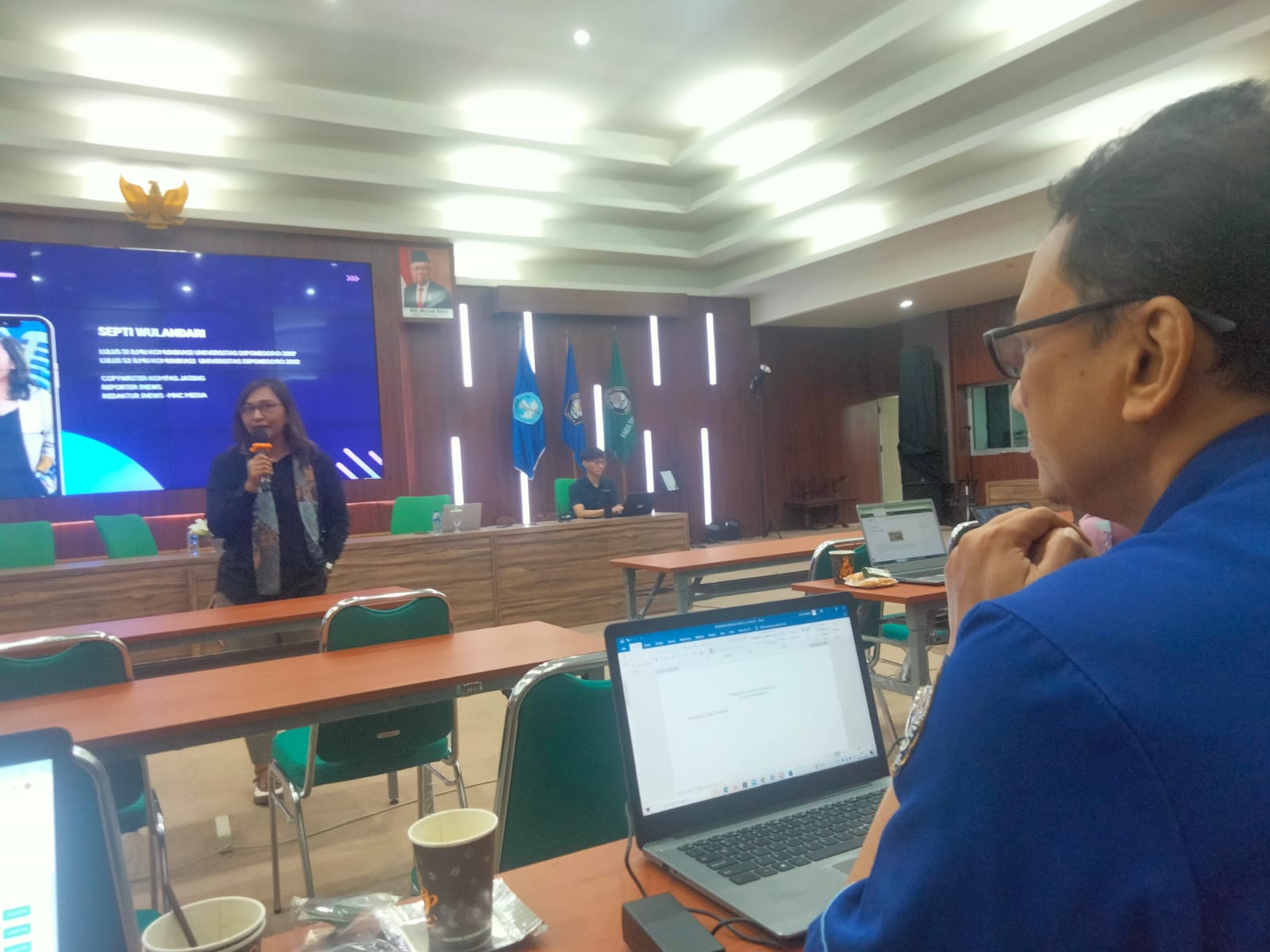 Peserta pelatihan menyimak paparan materi narasumber